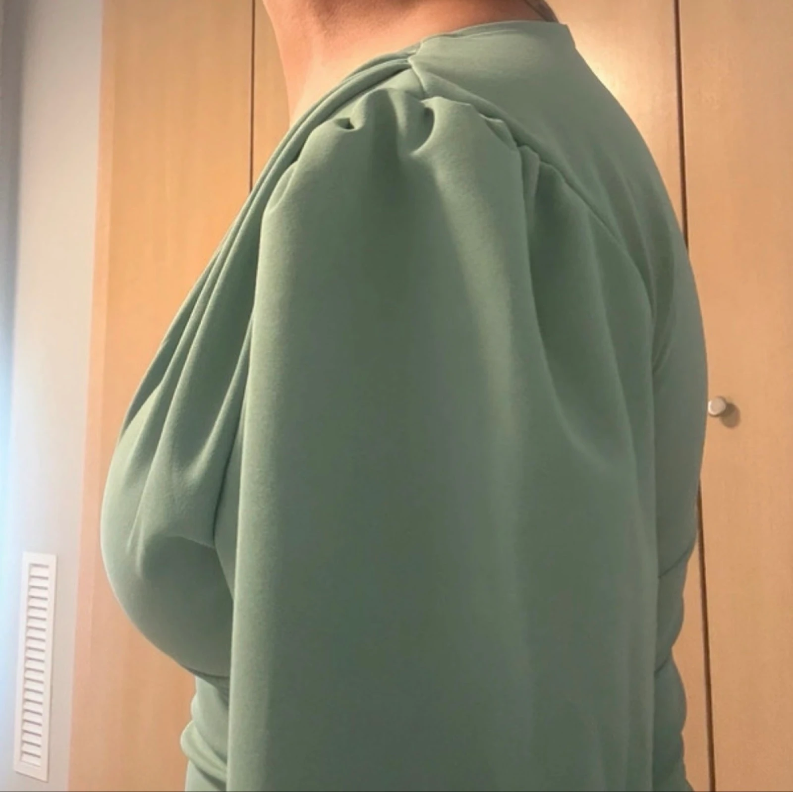 Robe de soirée vert émeraude avec décolleté en V et franges cascadées – photo 5